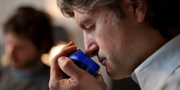 Alumno del curso de Cata ESAO trabajando el olfato